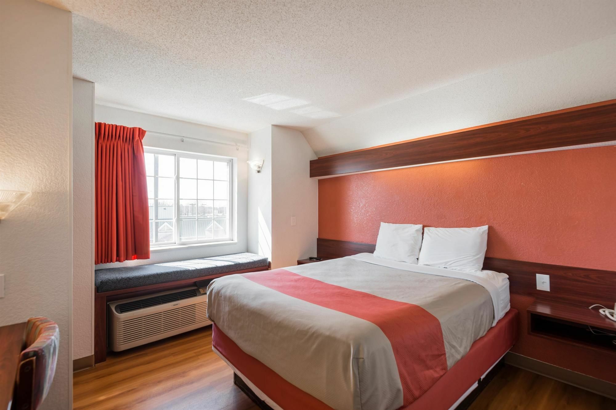 Hotel 6-olathe, Ks